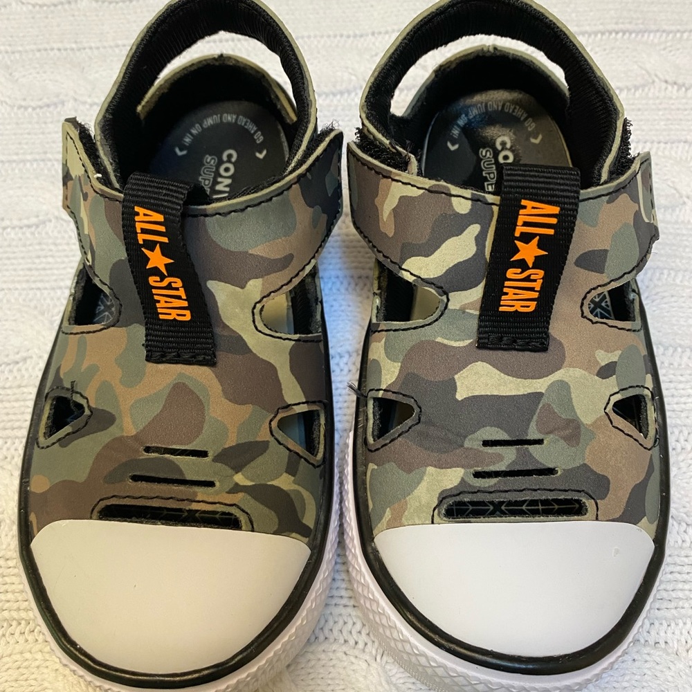 Toddler/boys size 8 converse sneakers